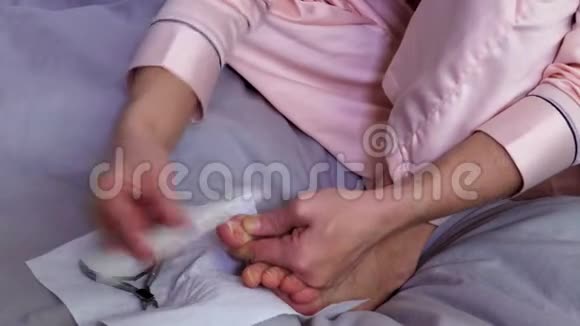 女人在床上修脚视频的预览图