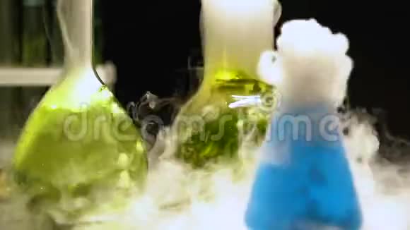 五颜六色的生物液体沸腾和吸烟地下实验室化学视频的预览图