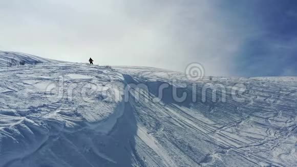 一名男子从山顶滑雪板上跳下的惊人画面4k视频的预览图