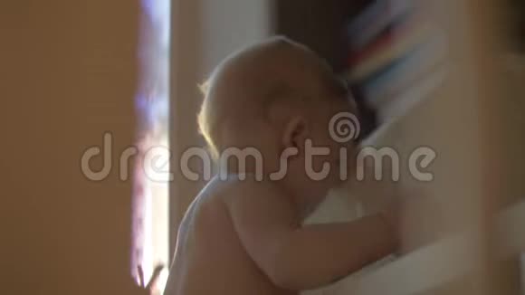 孩子在婴儿床外面拿东西视频的预览图
