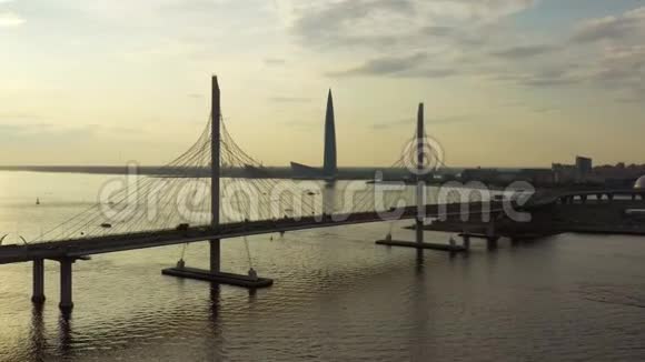 斜拉桥和新摩天大楼视频的预览图
