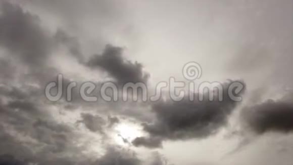 天空中有着浓密的黑云和戏剧性的灯光视频的预览图