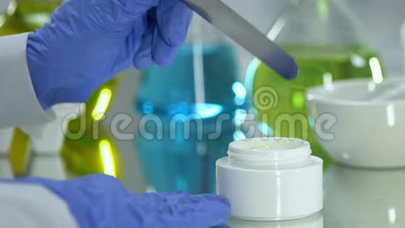 美容实验室化验员抽取乳糜样品有机皮肤科化妆品生产视频的预览图