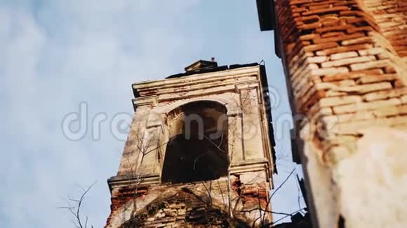 被毁坏的东正教教堂塔一座废弃的教堂视频的预览图