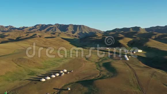 蒙古蒙丹之间蒙古包的鸟瞰图视频的预览图