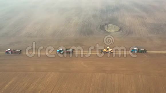 农业机械在通往农田种植作物的道路上行驶视频的预览图
