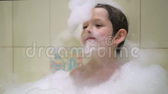 有趣的孩子在浴室里玩水和泡沫视频的预览图