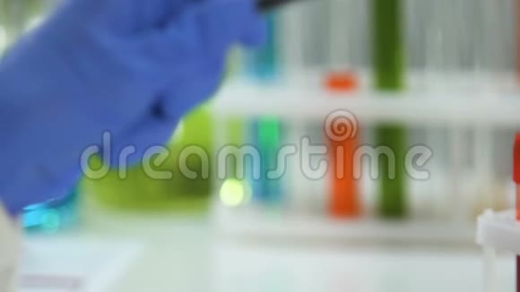 药学实验室工作人员拿着白色胶囊研究药物特写视频的预览图