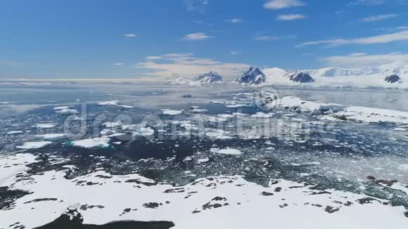 北极山脉海岸慢运动鸟瞰视频的预览图