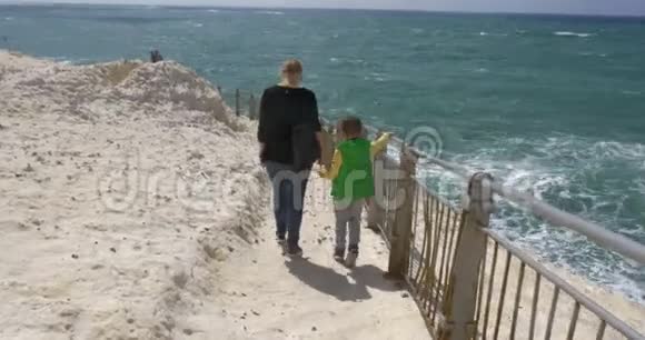 母亲和儿子访问以色列的RoshHanikra视频的预览图