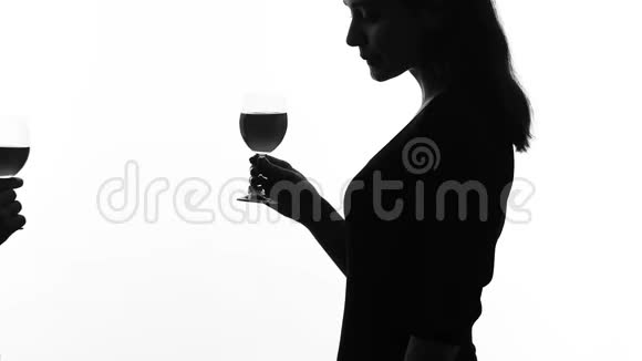 年轻男子与酒杯调情的女人在聚会上相识在酒吧见面视频的预览图