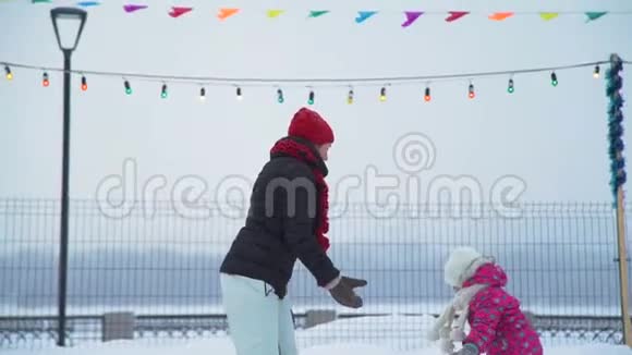 女人和小女孩在溜冰场上玩得开心视频的预览图