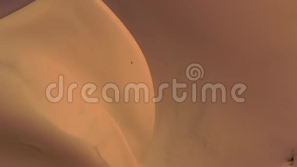 戈壁沙漠沙丘上的鸟瞰图视频的预览图