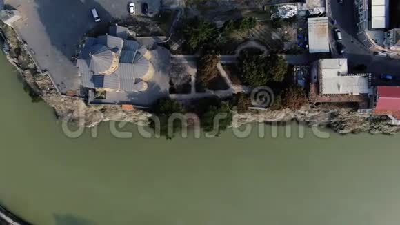 库拉河和第比利斯附近街道的俯视图4k视频的预览图