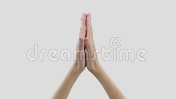 长手指圆形动作保湿霜的女人手特写视频的预览图