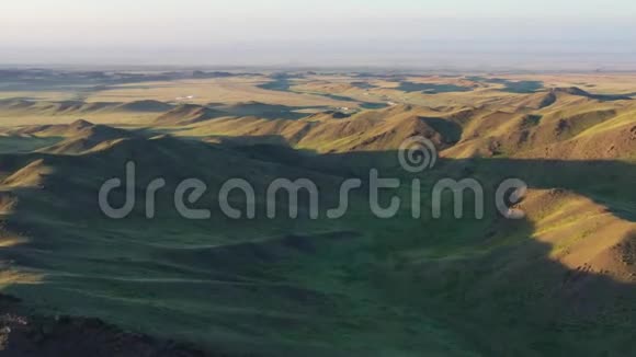 蒙古蒙丹之间蒙古包的鸟瞰图视频的预览图