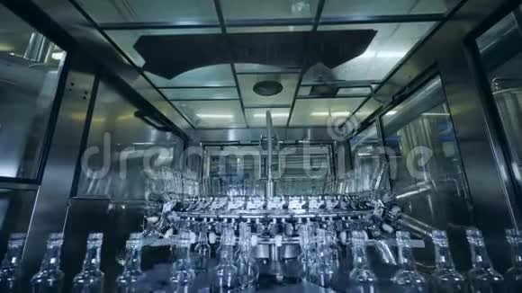有玻璃瓶的工厂用金属机器搬运视频的预览图