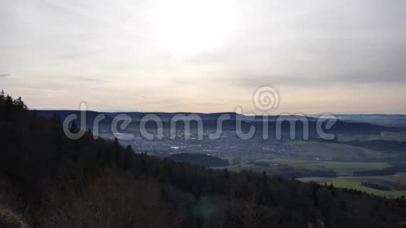 从山上到阿尔卑斯山的景色视频的预览图