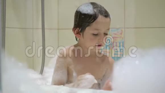 有趣的孩子在浴室里玩水和泡沫视频的预览图