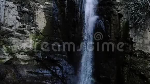 第比利斯美丽的瀑布靠近植物园空中镜头4k视频的预览图