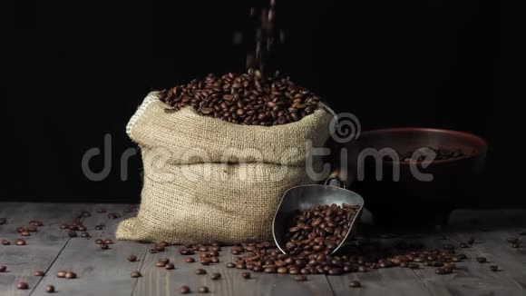 咖啡豆的成分木制桌子背景装饰袋与咖啡豆碗和勺子与芬芳的咖啡视频的预览图