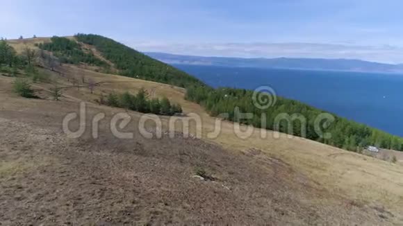 空中视频拍摄贝加尔湖美景视频的预览图