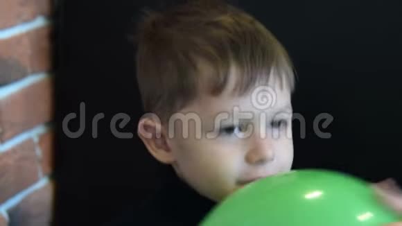 幼儿玩绿色气球视频的预览图