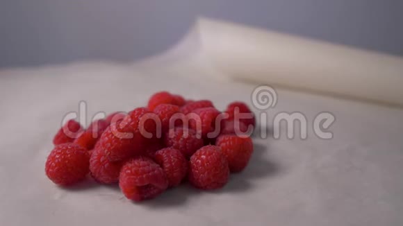 新鲜树莓在4K内旋转新鲜的覆盆子放在桌子上相机旋转概念食谱的片段食物视频的预览图