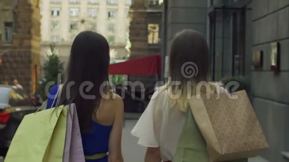 购物妇女回头微笑的城市街道视频的预览图