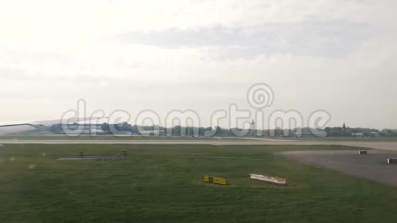 停靠在伦敦盖特威克机场候机楼的简易喷气机视频的预览图