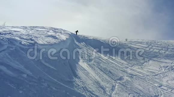 滑雪板从山上自由落下4k视频的预览图