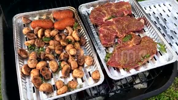 烤猪肉和蘑菇在烤架上烧烤烧烤时在铝托盘上的食品准备视频的预览图