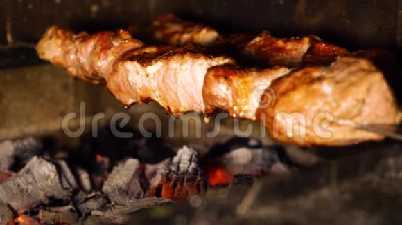 从多汁的肉片中提取脂肪的照片视频的预览图