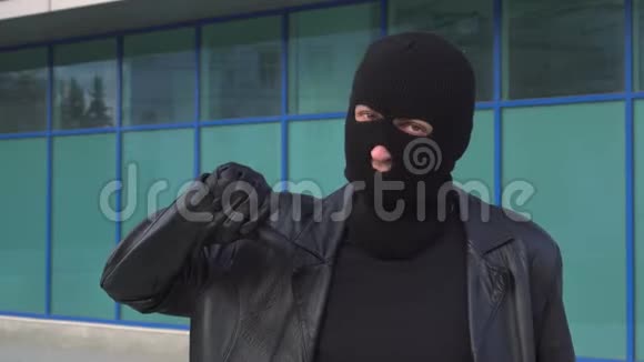 罪犯小偷或戴着面具的强盗都会拇指朝下视频的预览图