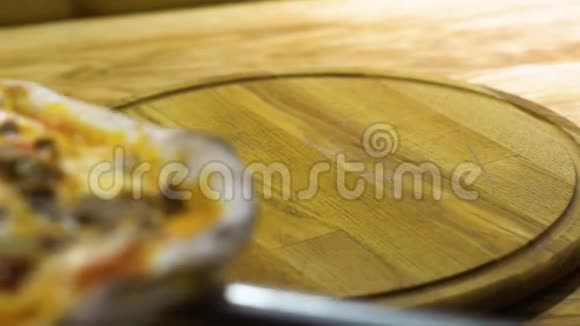 在木切割板上提供新鲜出炉的意大利披萨视频的预览图