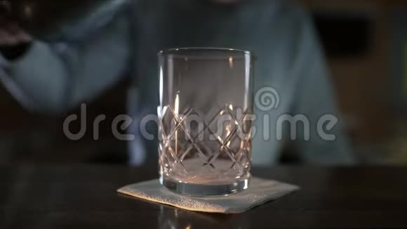 酒保在做鸡尾酒酒精饮料在酒吧里做新鲜冷饮之前在杯子里加一些冰视频的预览图
