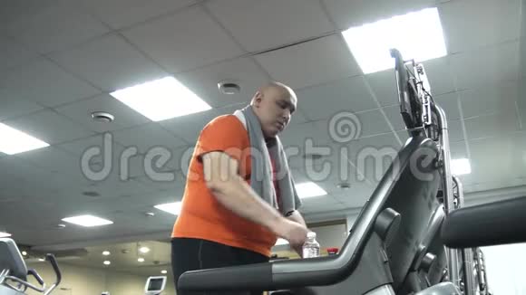 胖子开始走上跑步机底部视图视频的预览图