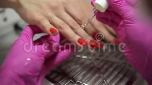 女人手在指甲沙龙接受一个经典的手法角质层油程序手和指甲皮肤护理假人视频的预览图