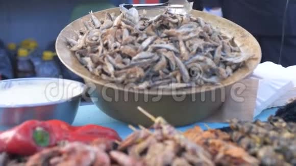 街头食品咖啡馆里的虾鱼和其他海洋生物视频的预览图