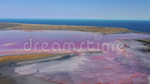 克里米亚黑海附近粉红湖的鸟瞰图视频的预览图