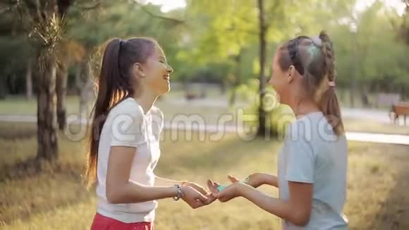 两个女孩洒上彩色粉末玩得开心视频的预览图