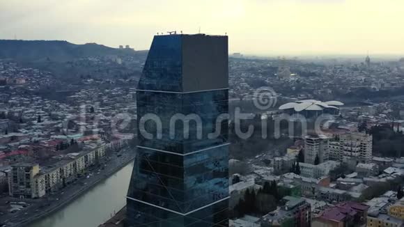 令人惊叹的玻璃摩天大楼背景是一条河空中镜头为4k视频的预览图