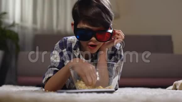 带爆米花看电影的儿童3d眼镜父母疏忽懒散休闲视频的预览图