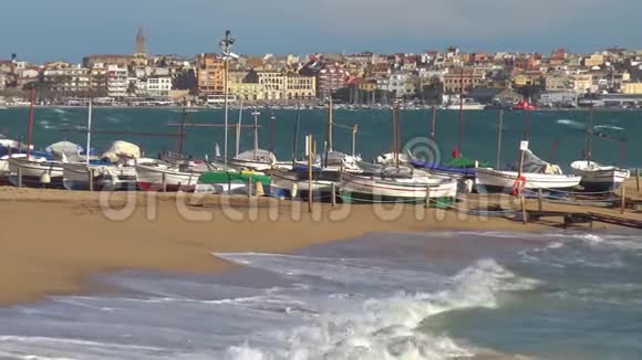 海滩上的典型船只帕拉莫斯附近的西班牙科斯塔布拉瓦视频的预览图