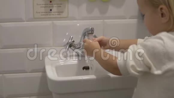 小女孩在婴儿水槽里洗手视频的预览图