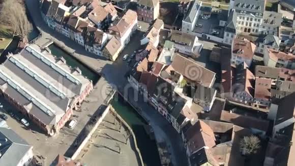欧洲城市美丽的街道道路上有交通空中拍摄4k视频的预览图