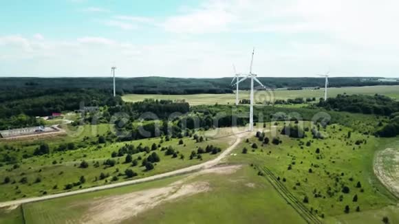 风能概念农村地区的涡轮机为农村供电空中景观视频的预览图