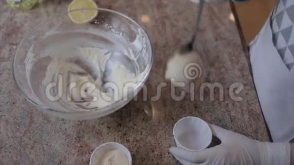 将蛋糕面团放入白色杯子模具的俯视图视频的预览图