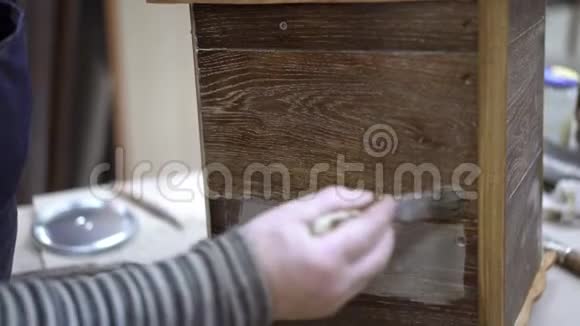 木艺工作室用无色清漆重新加工木箱视频的预览图
