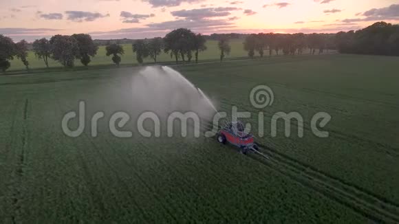 无人机景日落时分水炮站在田野里视频的预览图